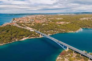 une vue aérienne d'un pont sur une masse d'eau dans l'établissement Apartment Luka - One Bedroom Apartment with Balcony and Sea View, à Šibenik