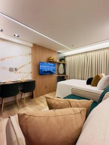Televisyen dan/atau pusat hiburan di Bless Hospedagem Flat beira mar de Cabo Branco