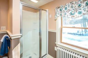 eine Duschkabine im Bad mit Fenster in der Unterkunft Whispering Waters Farmhouse and Wedding Barn in Paris + 130 Fotos