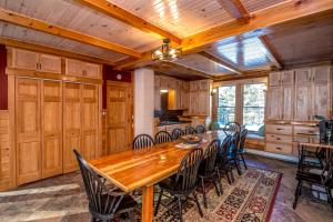 ein Esszimmer mit einem Holztisch und Stühlen in der Unterkunft Whispering Waters Farmhouse and Wedding Barn in Paris