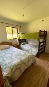 een slaapkamer met twee bedden en een raam bij Parcela Patty in Pucura