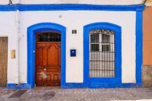 un edificio azul y blanco con dos puertas en Casa Miraya, en Almería