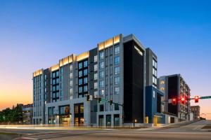 盖恩斯维尔Courtyard by Marriott Gainesville GA的街道上的建筑,有交通灯