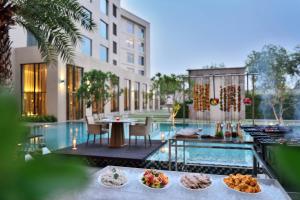 Bazén v ubytování Courtyard by Marriott Agra nebo v jeho okolí