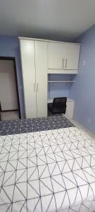 a room with a tiled floor and white cabinets at edifício palazzo farnese in Belém