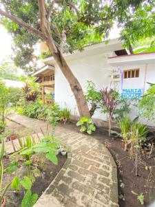Marta House gili air外面的花园
