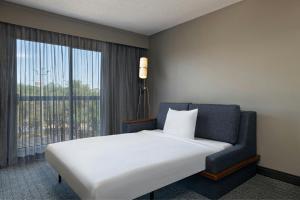 Postel nebo postele na pokoji v ubytování Courtyard by Marriott Austin The Domain Area + 24 fotografií