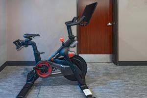 Fitness centrum a/nebo fitness zařízení v ubytování Courtyard by Marriott Austin The Domain Area