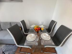 Posezení v ubytování Modern 1 Bedroom Apartment in the heart of Barry, Flat 2