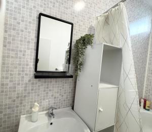 Koupelna v ubytování Modern 1 Bedroom Apartment in the heart of Barry, Flat 2