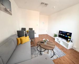 TV a/nebo společenská místnost v ubytování Modern 1 Bedroom Apartment in the heart of Barry, Flat 2