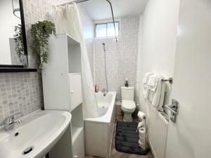 Koupelna v ubytování Modern 1 Bedroom Apartment in the heart of Barry, Flat 2