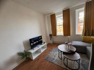 TV a/nebo společenská místnost v ubytování Modern 1 Bedroom Apartment in the heart of Barry, Flat 2