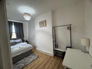 Postel nebo postele na pokoji v ubytování Modern 1 Bedroom Apartment in the heart of Barry, Flat 2