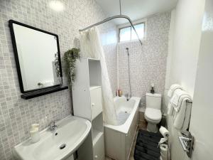 Koupelna v ubytování Modern 1 Bedroom Apartment in the heart of Barry, Flat 2
