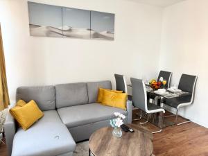 Posezení v ubytování Modern 1 Bedroom Apartment in the heart of Barry, Flat 2