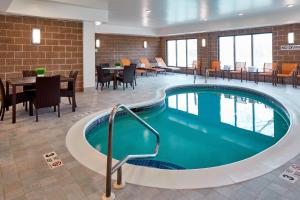 Bazén v ubytování Courtyard by Marriott Albany Thruway nebo v jeho okolí