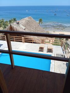 a balcony with a view of the beach and the ocean at Departamento 1 dormitorio in Máncora