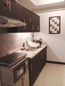 Kuchyň nebo kuchyňský kout v ubytování Cozy 2BR Condominium Unit- Verdon Parc
