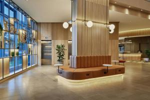 Ein Sitzbereich in der Unterkunft Courtyard by Marriott Berlin City Center