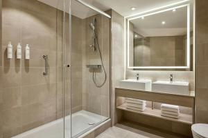 Ein Badezimmer in der Unterkunft Courtyard by Marriott Berlin City Center