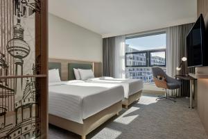 Ein Bett oder Betten in einem Zimmer der Unterkunft Courtyard by Marriott Berlin City Center