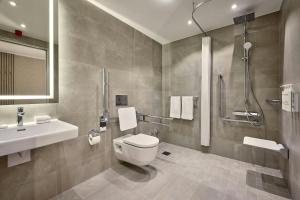 Ein Badezimmer in der Unterkunft Courtyard by Marriott Berlin City Center