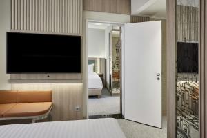 Ein Bett oder Betten in einem Zimmer der Unterkunft Courtyard by Marriott Berlin City Center