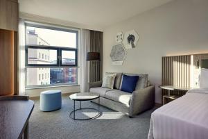 Ein Bett oder Betten in einem Zimmer der Unterkunft Courtyard by Marriott Berlin City Center
