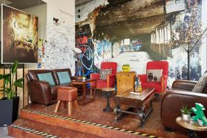 Ein Sitzbereich in der Unterkunft Courtyard by Marriott Berlin City Center