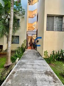 une passerelle menant à l'avant d'un bâtiment dans l'établissement Peach35 Apartamento centrico, 5 min de la playa, à Cancún