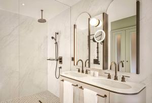 a bathroom with a sink and a mirror at Hotel Taschenbergpalais Kempinski in Dresden