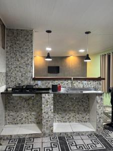 une cuisine avec un évier et un plan de travail dans l'établissement Kitnet Maria Bonita - Cabo frio, à Cabo Frio