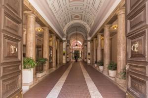 a hallway in a building with columns and a ceiling at Hotel Everest Inn Rome in Rome
