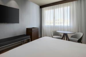Ein Bett oder Betten in einem Zimmer der Unterkunft AC Hotel by Marriott Alicante