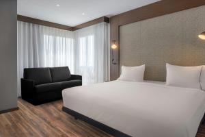 Ein Bett oder Betten in einem Zimmer der Unterkunft AC Hotel by Marriott Alicante