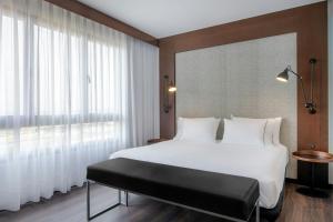 Ein Bett oder Betten in einem Zimmer der Unterkunft AC Hotel by Marriott Alicante
