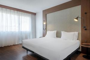 Ein Bett oder Betten in einem Zimmer der Unterkunft AC Hotel by Marriott Alicante