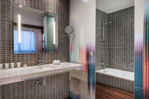 Ein Badezimmer in der Unterkunft AC Hotel by Marriott Alicante