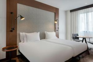 Ein Bett oder Betten in einem Zimmer der Unterkunft AC Hotel by Marriott Alicante