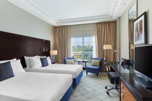 Televiisor ja/või meelelahutuskeskus majutusasutuses Renaissance Cairo Mirage City Hotel