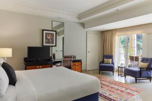 Televiisor ja/või meelelahutuskeskus majutusasutuses Renaissance Cairo Mirage City Hotel