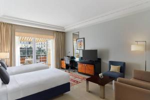 Televiisor ja/või meelelahutuskeskus majutusasutuses Renaissance Cairo Mirage City Hotel