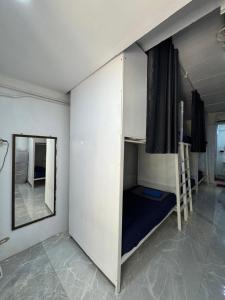 ピピ島にあるMagic Hostelの二段ベッド2台と鏡のある部屋