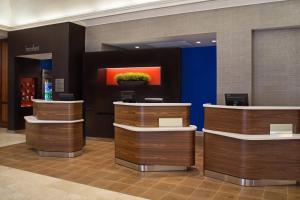 un vestíbulo de un hotel con encimeras de madera en Courtyard by Marriott Baltimore Downtown Inner Harbor, en Baltimore