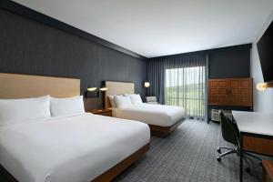 Postel nebo postele na pokoji v ubytování Courtyard by Marriott Austin Dripping Springs