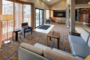 Χώρος καθιστικού στο Courtyard by Marriott Atlanta Windy Hill/Ballpark