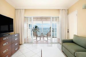 Uma TV ou centro de entretenimento em Turtle Beach, a Tribute Portfolio All Inclusive Hotel