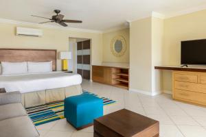 Uma TV ou centro de entretenimento em Turtle Beach, a Tribute Portfolio All Inclusive Hotel