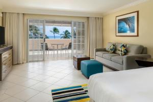 Uma TV ou centro de entretenimento em Turtle Beach, a Tribute Portfolio All Inclusive Hotel
